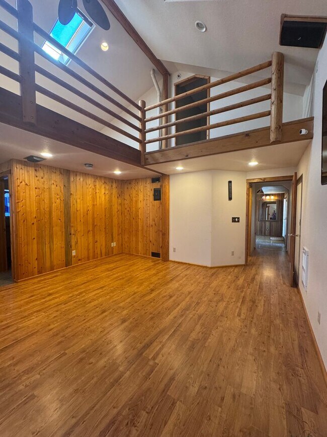 Building Photo - Idyllic 3bd, 2ba Retreat with Loft on 2+ A...