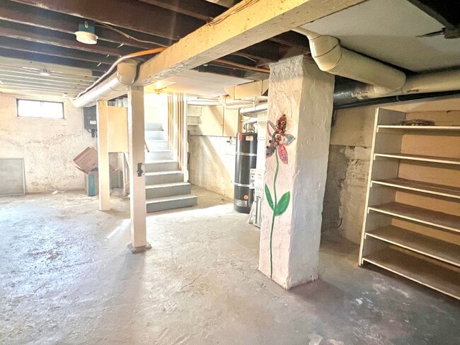 Building Photo - Portsmouth Neighborhood 3 story Home with Laminate H/W Floors, Fenced Backyard