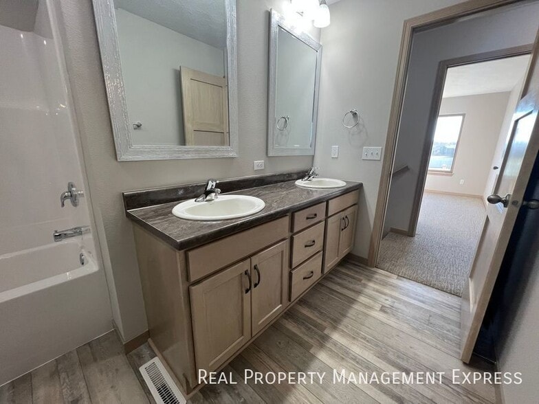 Building Photo - 3-Bedroom, 1.5 Bath Townhome