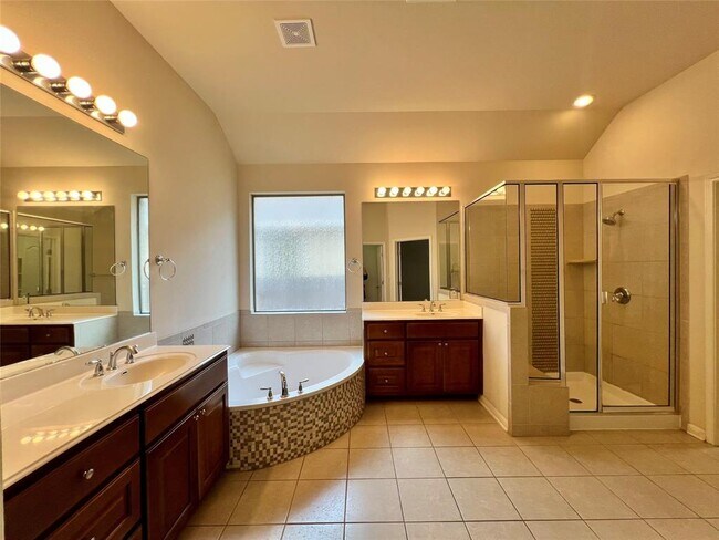 Building Photo - 2644 Hilltop Divide Ln