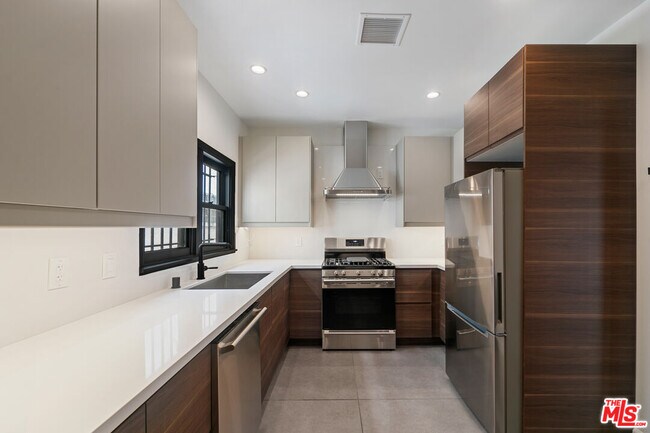 Building Photo - 458 N Sierra Bonita Ave