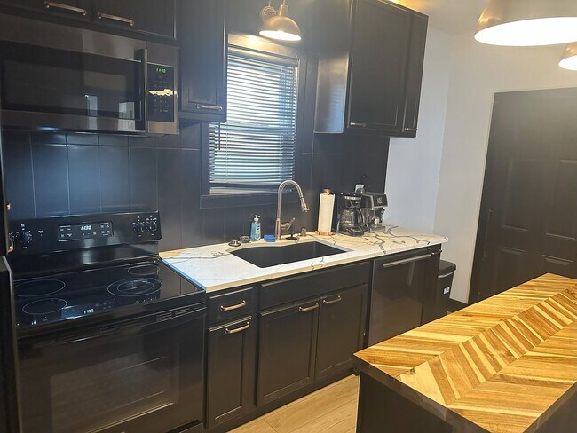 Building Photo - Beautifully Remodeled 2-Bedroom with Bonus...