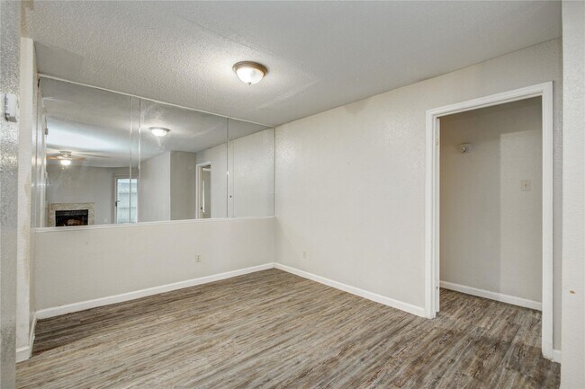 Building Photo - 9797 Leawood Blvd