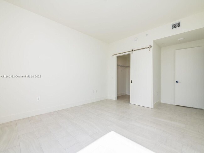 Building Photo - 2000 Metropica Wy