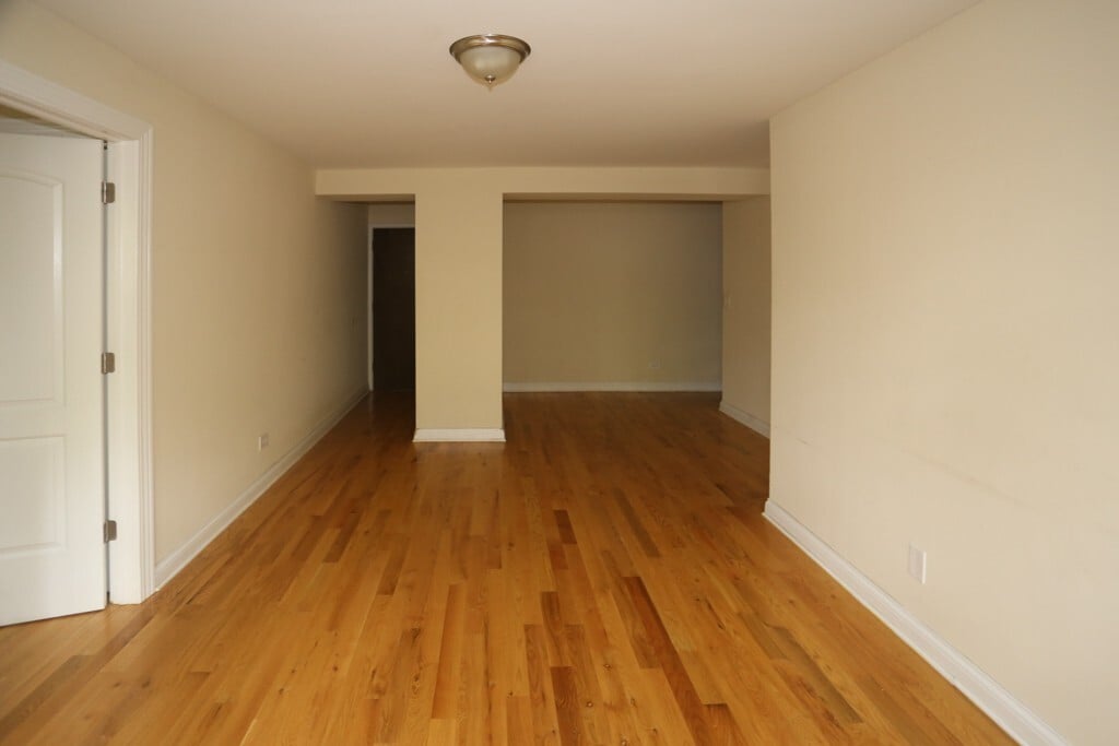 Building Photo - 450 W Barry Ave