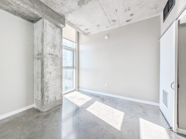 Building Photo - 2000 Bagby St