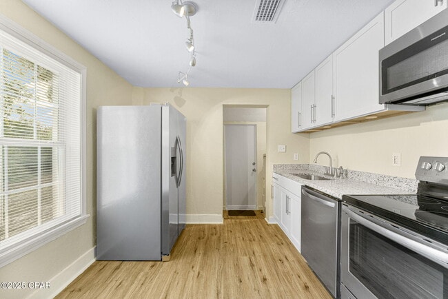 Building Photo - 1020 E 14th Ct