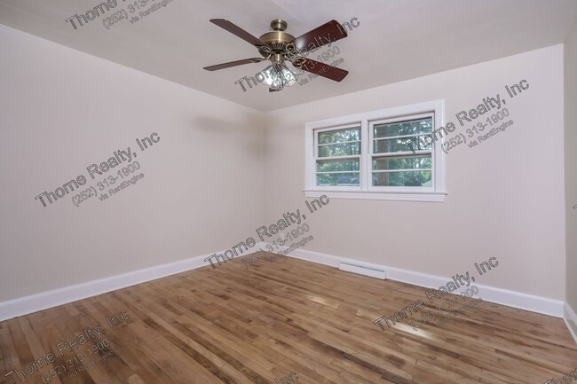 Building Photo - 920 Cedarbrook Dr