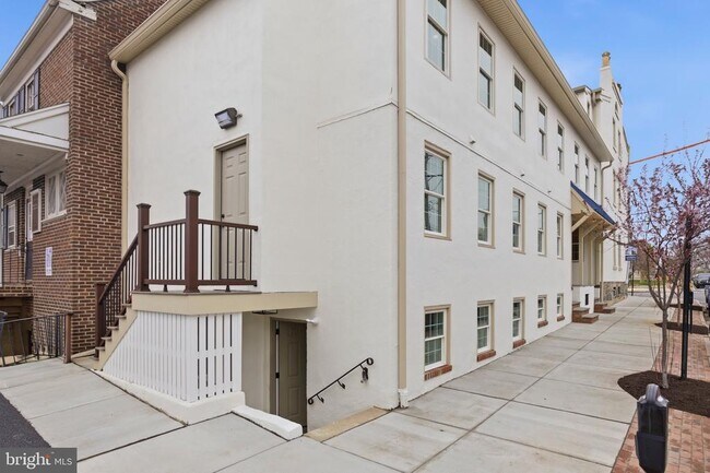 Building Photo - 100 W Front St