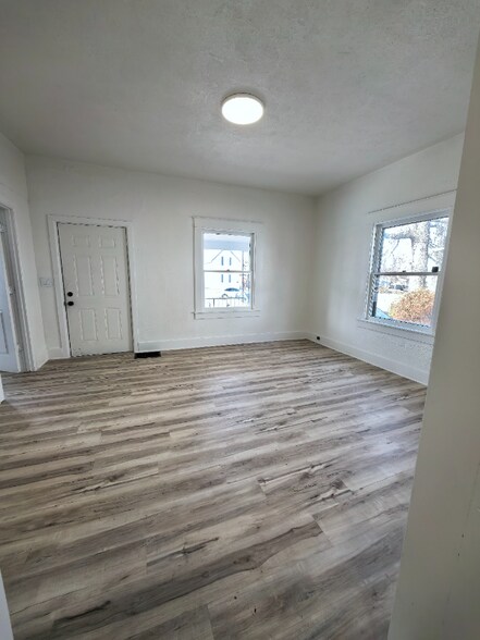 Building Photo - 626 S Market St