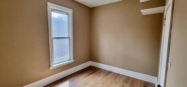 Building Photo - 2155 N Kilbourn Ave