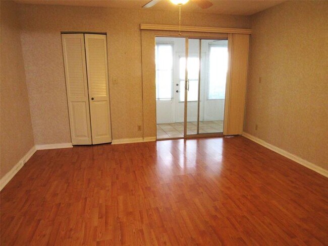 Building Photo - 2804 Victoria Way