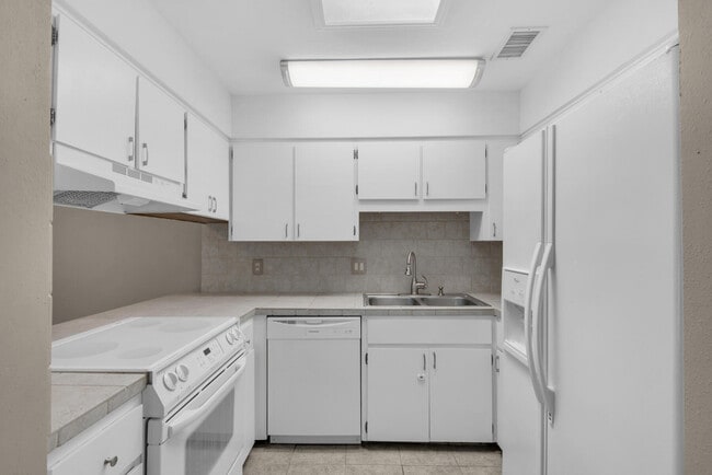 Building Photo - 62 4th Ave