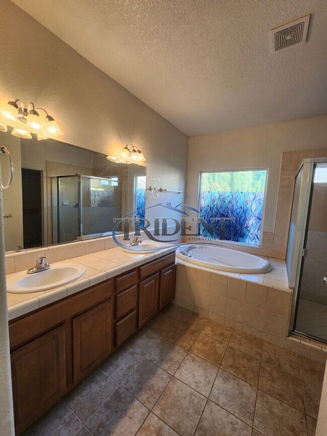 Building Photo - 4 bedroom 2 bath locaded in a cultisac