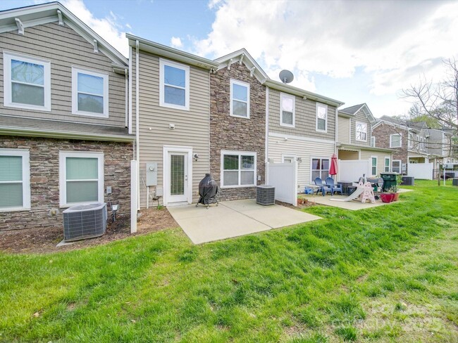 Building Photo - 5657 Tipperlinn Way