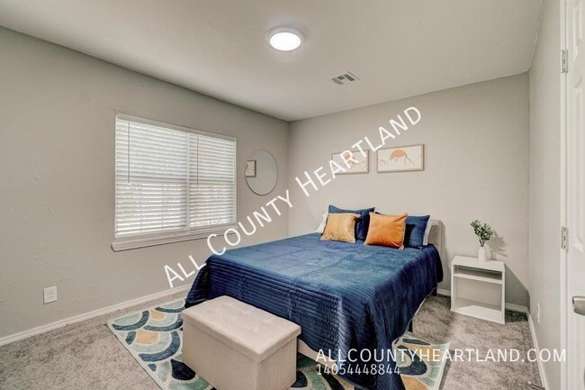 Building Photo - 625 Iowa St