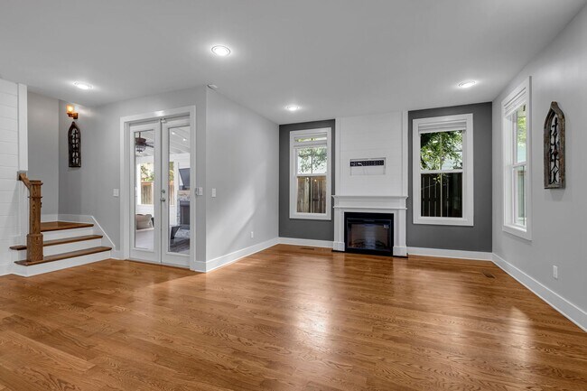 Building Photo - Great price for a huge house! CHARMING Sylvan Heights home 4 Bed 4 Bath. Beautiful private backya...