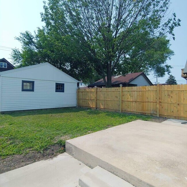 Building Photo - 3061 S 37th St