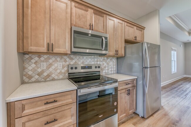 Building Photo - 319 Monroe Dr