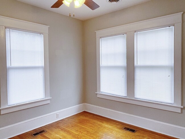 Building Photo - Beautiful 2 Bedroom home one block from ECU!