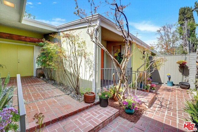 Building Photo - 2755 Carmar Dr