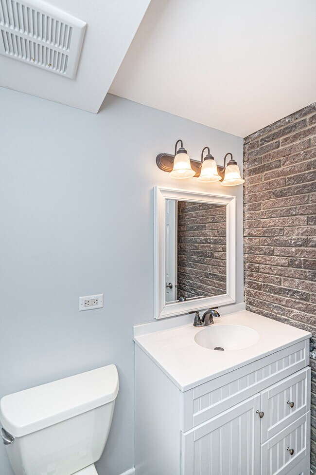 Building Photo - 1403 E Lillian Ave