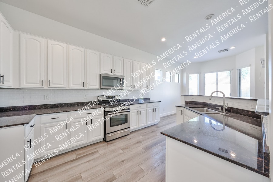 Building Photo - 10320 W Cashman Dr