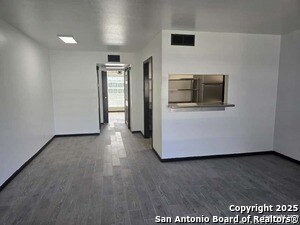 Building Photo - 8401 N New Braunfels Ave