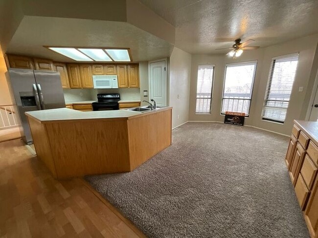 Building Photo - 5 bedroom 3 bath Home 2 car garage- Small dog friendly