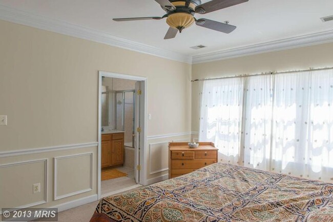 Building Photo - Beautiful 3 BR, 2 FB+2HB townhouse in King...