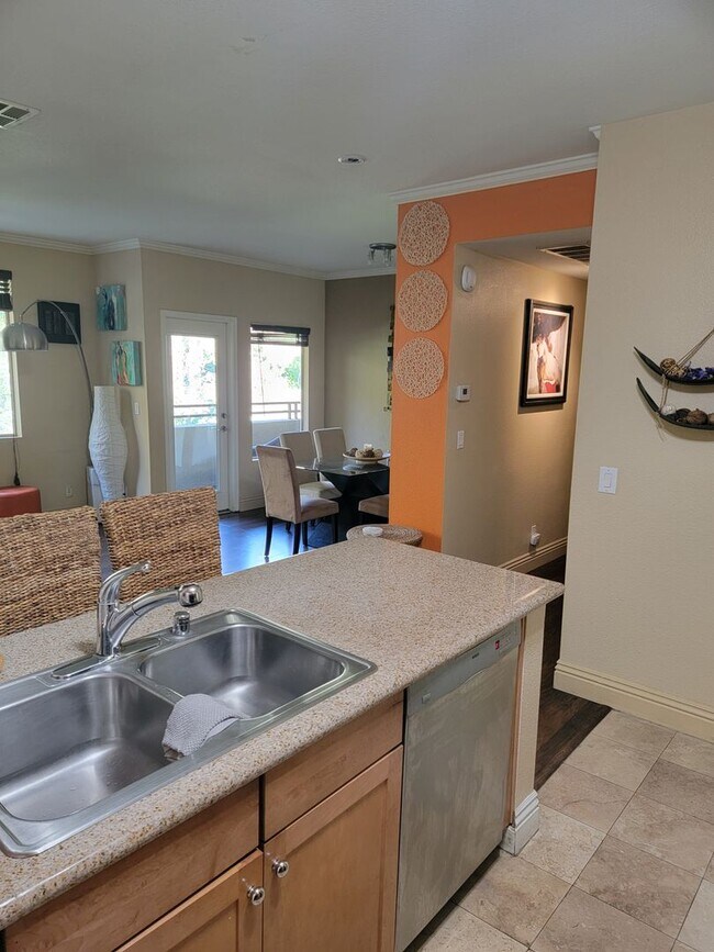 Building Photo - FURNISHED  1 bed/ 1 bath updated home in A...