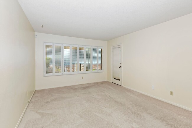 Building Photo - Gorgeous 2 bedroom, 2 bath in the hills ab...