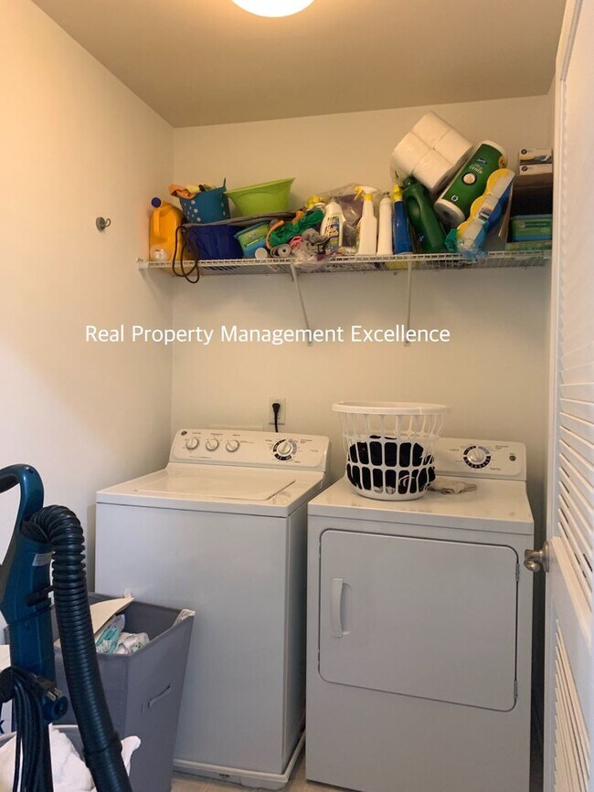 Building Photo - Gorgeous End-Unit TH In Desired Cary Location, Apply Now!