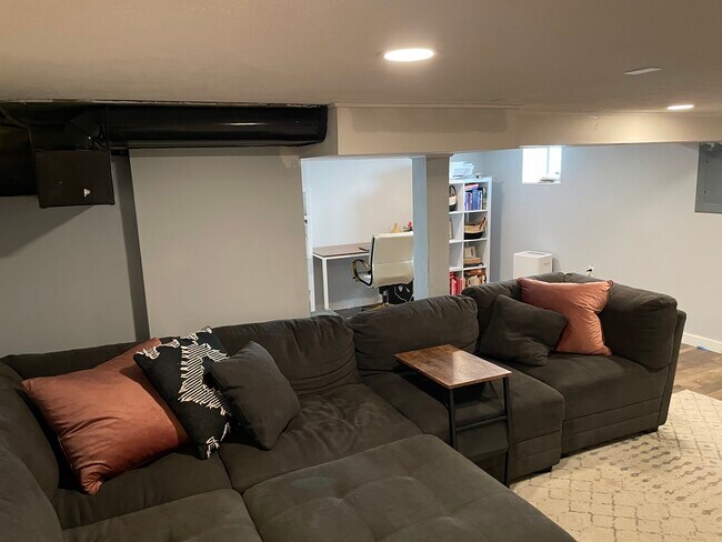 Building Photo - 3124 W Fairview Ave