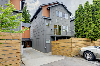 Building Photo - Modern Jackson Park Townhome