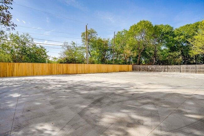 Building Photo - 2321 Benbrook Blvd
