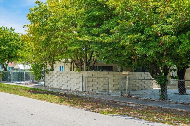 Building Photo - 1701 NW 19th Ave