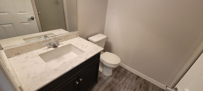 Building Photo - 4 bedroom plus roof top deck 1 bedroom dow...