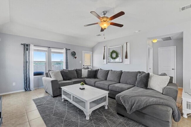 Building Photo - 1104 Hillrose Dr