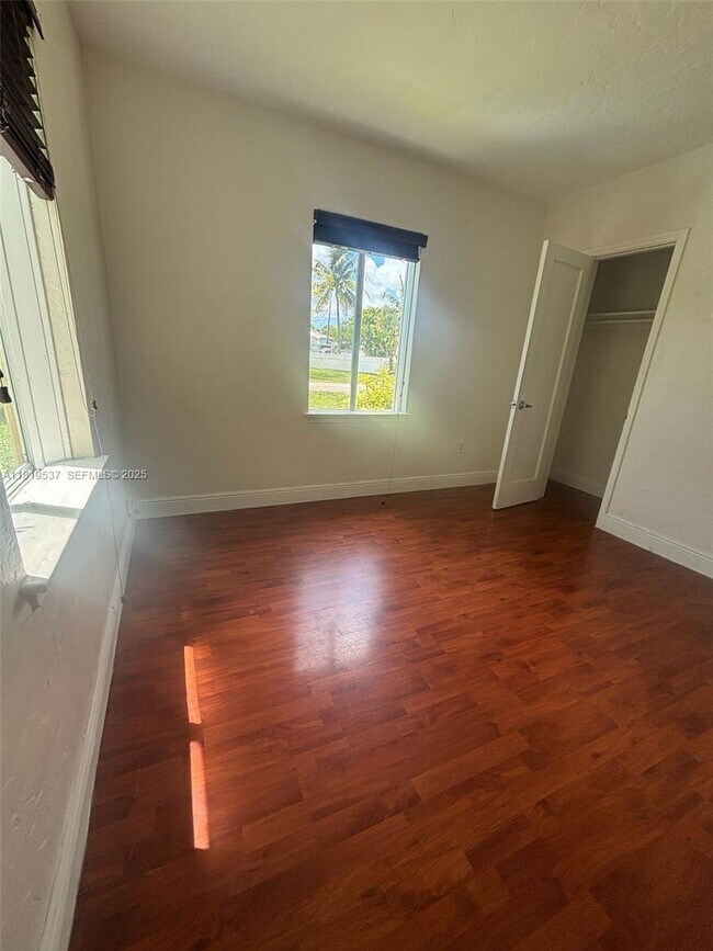 Building Photo - 1015 NE 112th St