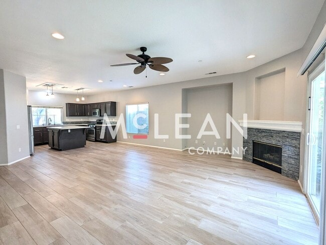 Building Photo - Beautiful Three Bedroom Home - Pet Friendly!