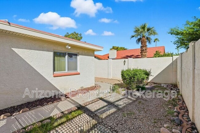 Building Photo - 2192 E Balboa Dr