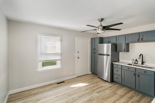 Building Photo - 215 E Maxon Ln
