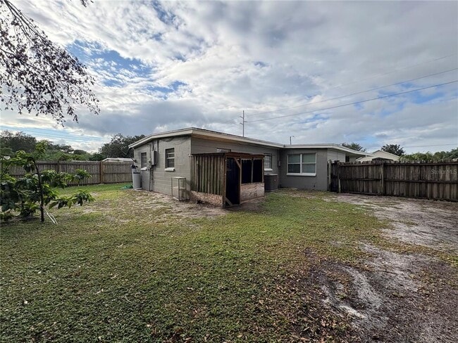 Building Photo - 3824 Winona Dr
