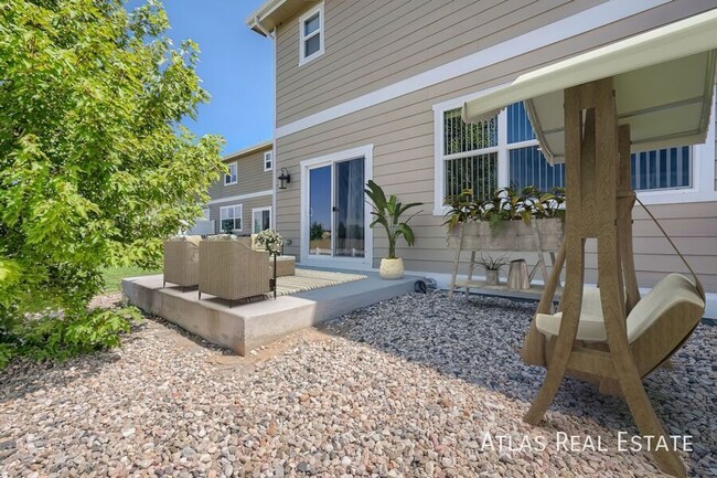 Building Photo - Amazing 3 bed/3 bath Townhome with Private...