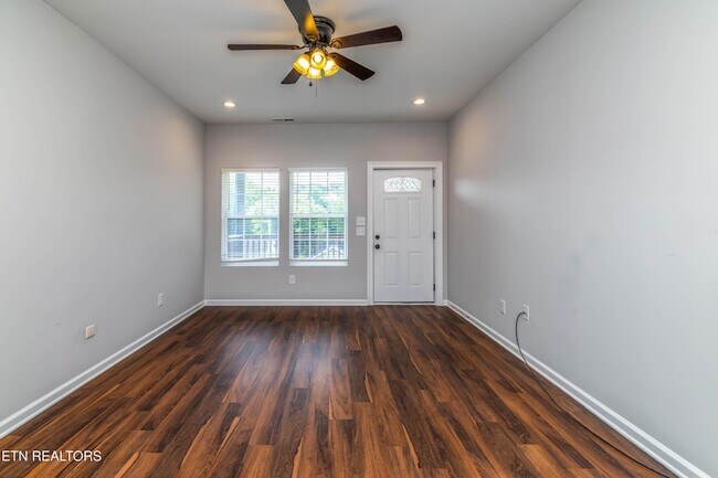 Building Photo - 619 Midlake Dr NE