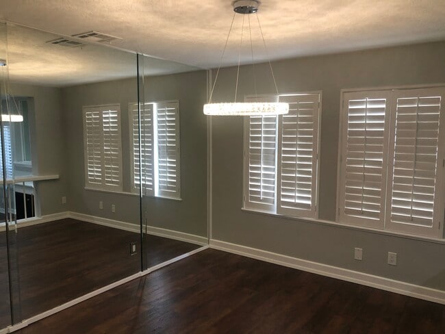 Mirrored dining room - 20950 Oxnard St
