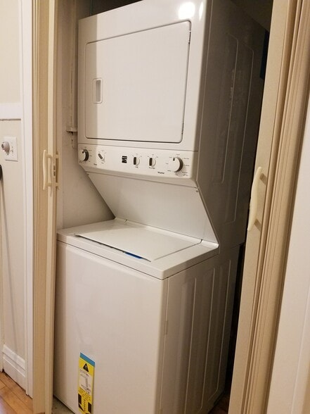 Building Photo - 4520 W Wellington Ave