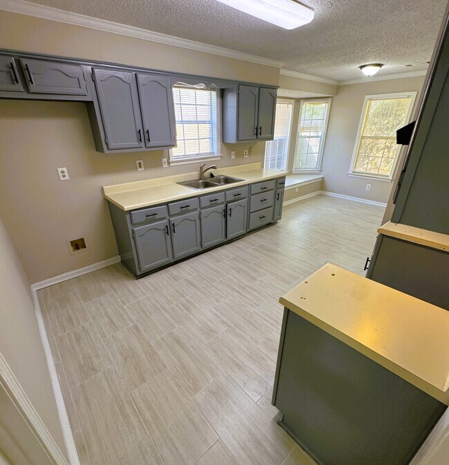 Building Photo - 2250 Lake Hill Ct