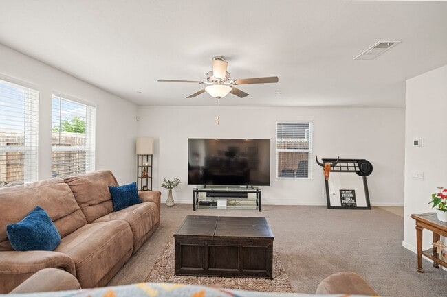 Building Photo - Multi-Generational Home!